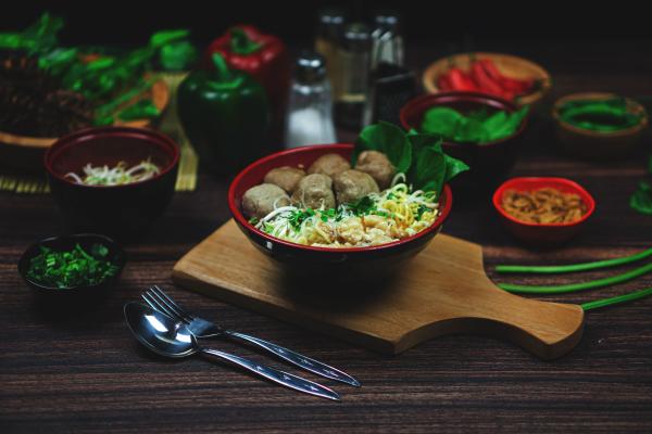 Tapas fáciles y rápidas para cumpleaños de adultos: 30 ideas fáciles, rápidas y originales para triunfar - Albóndigas en salsa