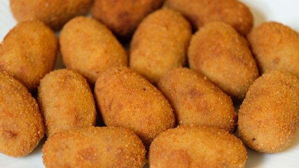 Tapas fáciles y rápidas para cumpleaños de adultos: 30 ideas fáciles, rápidas y originales para triunfar - Croquetas de jamón
