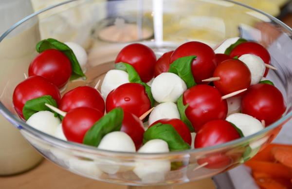 Tapas fáciles y rápidas para cumpleaños de adultos: 30 ideas fáciles, rápidas y originales para triunfar - Pinchos caprese (tomate cherry, mozzarella y albahaca)