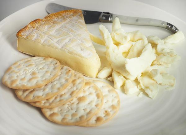 Tapas fáciles y rápidas para cumpleaños de adultos: 30 ideas fáciles, rápidas y originales para triunfar - Tostaditas con queso brie y mermelada de frutos rojos