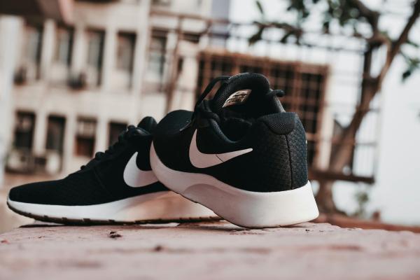 Nike negras con puntos blancos best sale