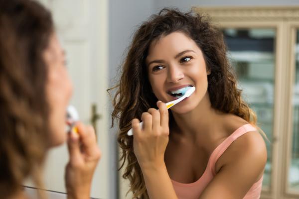 ¿Hay que enjuagarse la boca después de lavarse los dientes? - Ventajas de no enjuagarse la boca después de lavarse los dientes