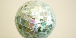 Cómo hacer una bola de discoteca con CDs