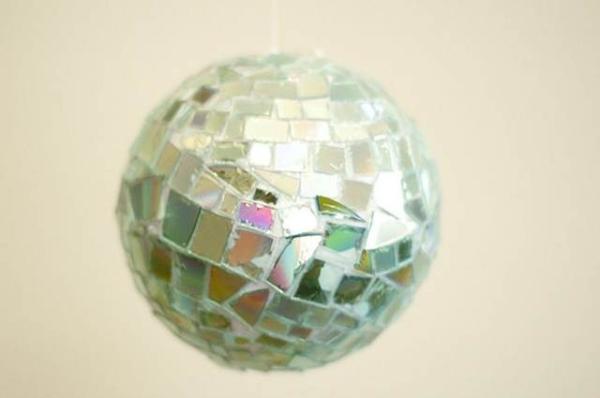 Cómo hacer una bola de discoteca con CDs