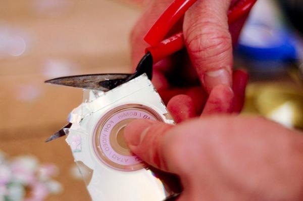 Cómo hacer una bola de discoteca con CDs - Paso 1