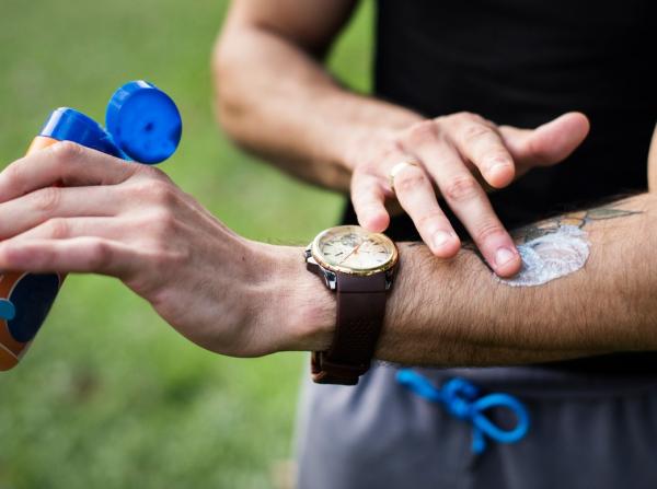 ¿Se puede tomar sol con un tatuaje recién hecho? - Cómo proteger un tatuaje en la playa o cuando te va a dar el sol