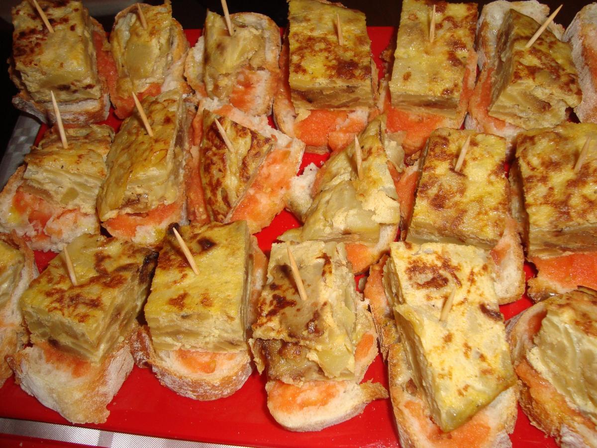 Pincho de tortilla de patata con pan con tomate