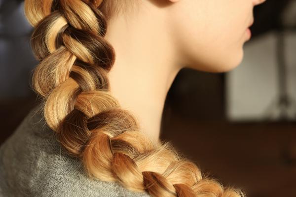 Las mejores ideas de peinados sencillos para hacer en casa - Trenza lateral suelta