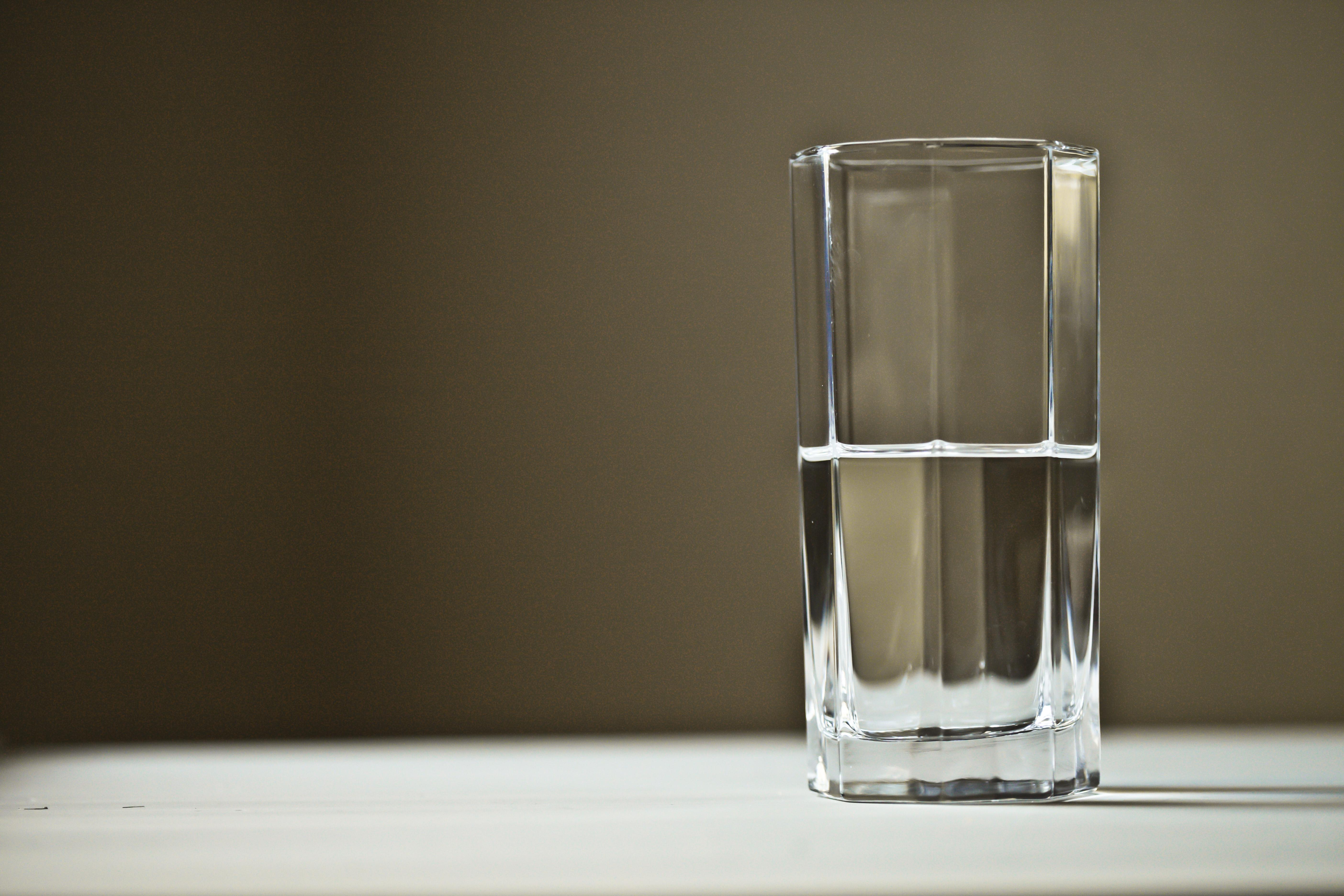 Стакан с водой на прозрачном фоне. Шипучий аспирин в стакане. While i i a glass. Вода льется в стакан. Вода льется в стакан.