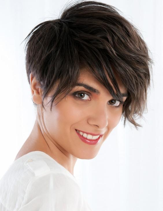 Cortes de pelo para verse más joven - Pelo corto por capas, ideal para dar frescura al rostro 