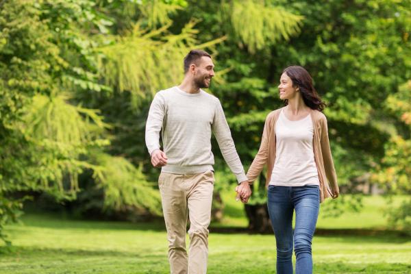 Señales de que existe tensión sexual entre dos personas - Contacto físico casual pero repetido
