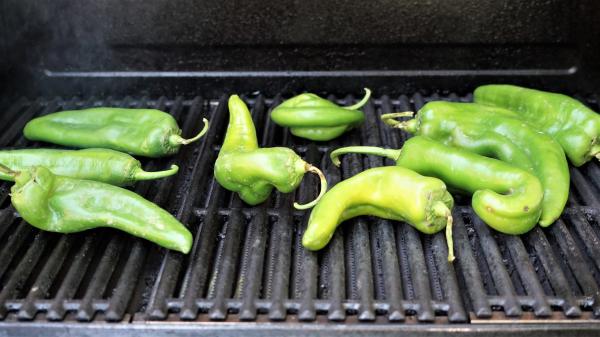 Cómo hacer rajas con crema y pollo - Paso 1
