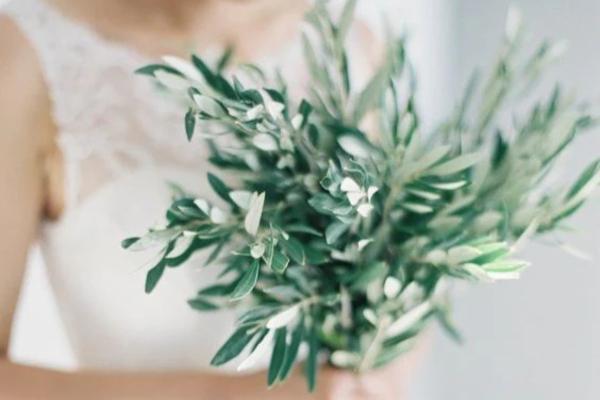 Ramos de novia sencillos y elegantes: ideas para tu gran día - Ramos de novia con hojas de olivo