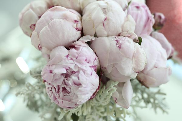 Ramos de novia sencillos y elegantes: ideas para tu gran día - Ramos de novia con peonías