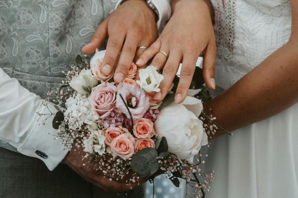 Ramos de novia sencillos y elegantes: ideas para tu gran día - Ramos de novia en tonos pastel