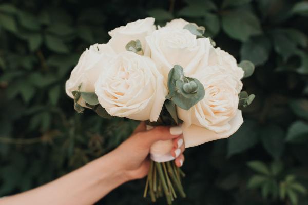 Ramos de novia sencillos y elegantes: ideas para tu gran día - Ramos de novia pequeños y minimalistas