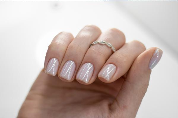 Uñas con efecto espejo: qué son, cómo hacerlas y diseños populares - Uñas con efecto espejo en rosa metalizado para un look delicado