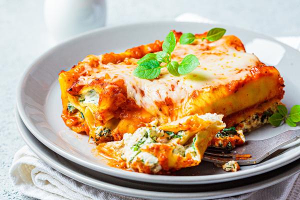 Canelones de espinacas y ricotta, una receta italiana fácil y riquísima - Paso 12