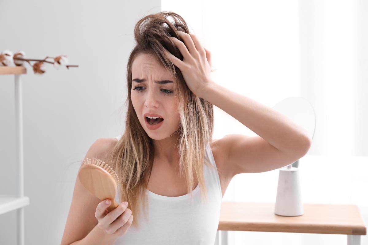 ¿Es normal que se caiga el pelo en verano?