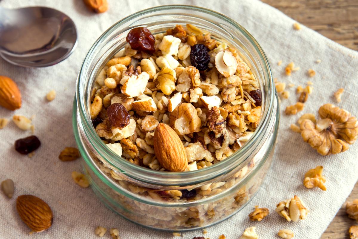 Cómo hacer granola casera y saludable: receta sin azúcar y súper crujiente