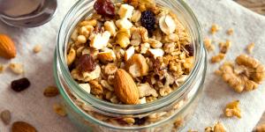Cómo hacer granola casera y saludable: receta sin azúcar y súper crujiente