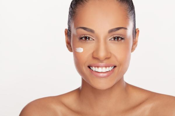 Cómo hacer crema facial antimanchas casera