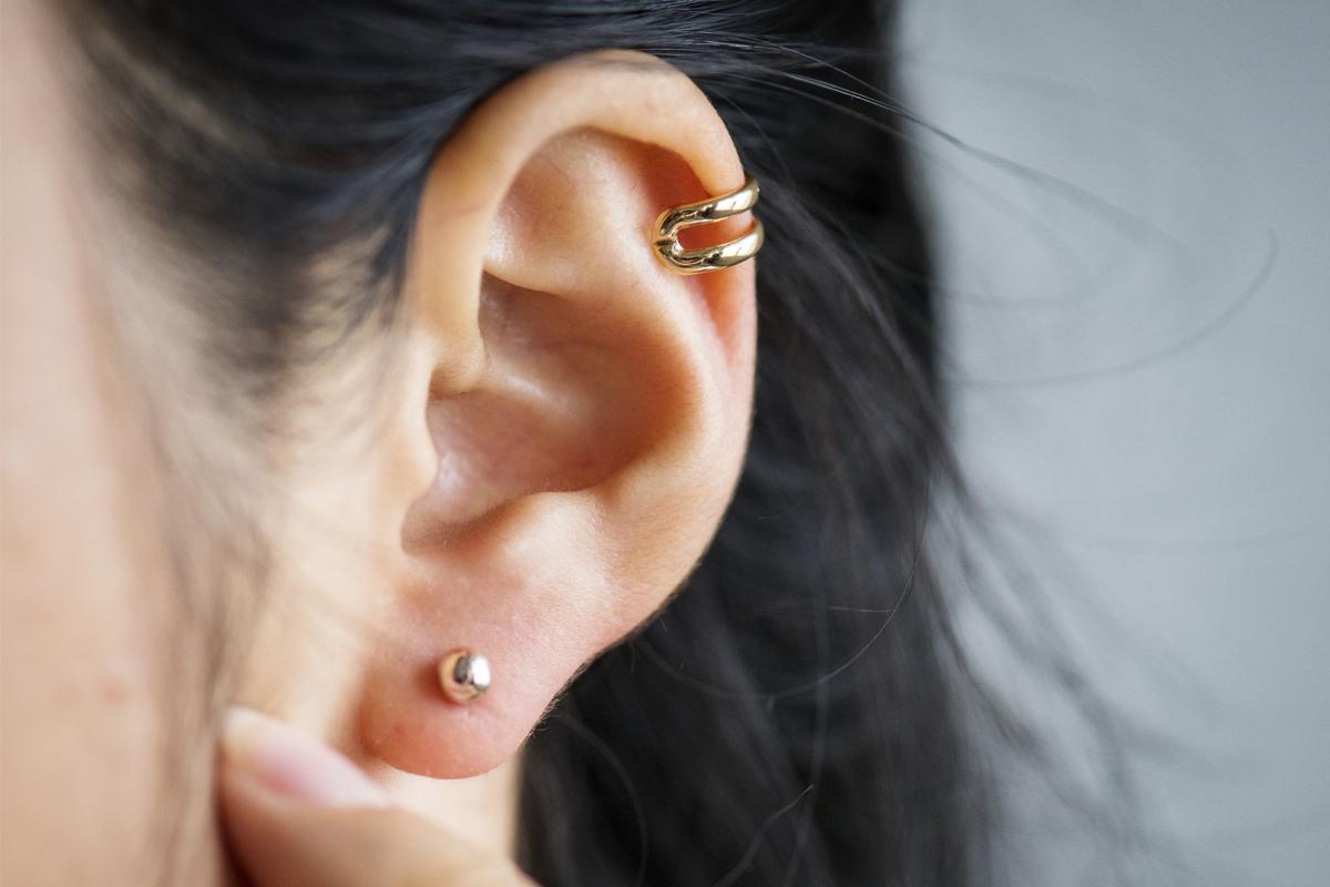 Cómo curar un piercing hélix infectado
