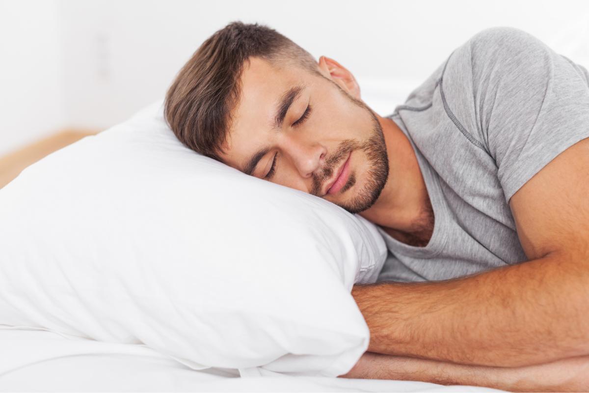 Dormir con o sin almohada, ¿cuál es la mejor forma?