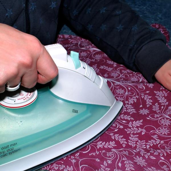 ¿Cómo se quitan parches puestos con plancha?