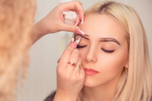 Cómo recuperar los pelos de las cejas - Microblading