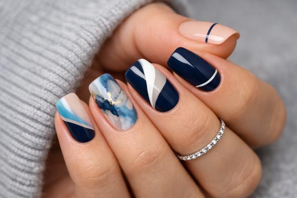 Uñas azul marino o Navy Blue Nails: los mejores diseños - Combinación de azul marino con otros colores