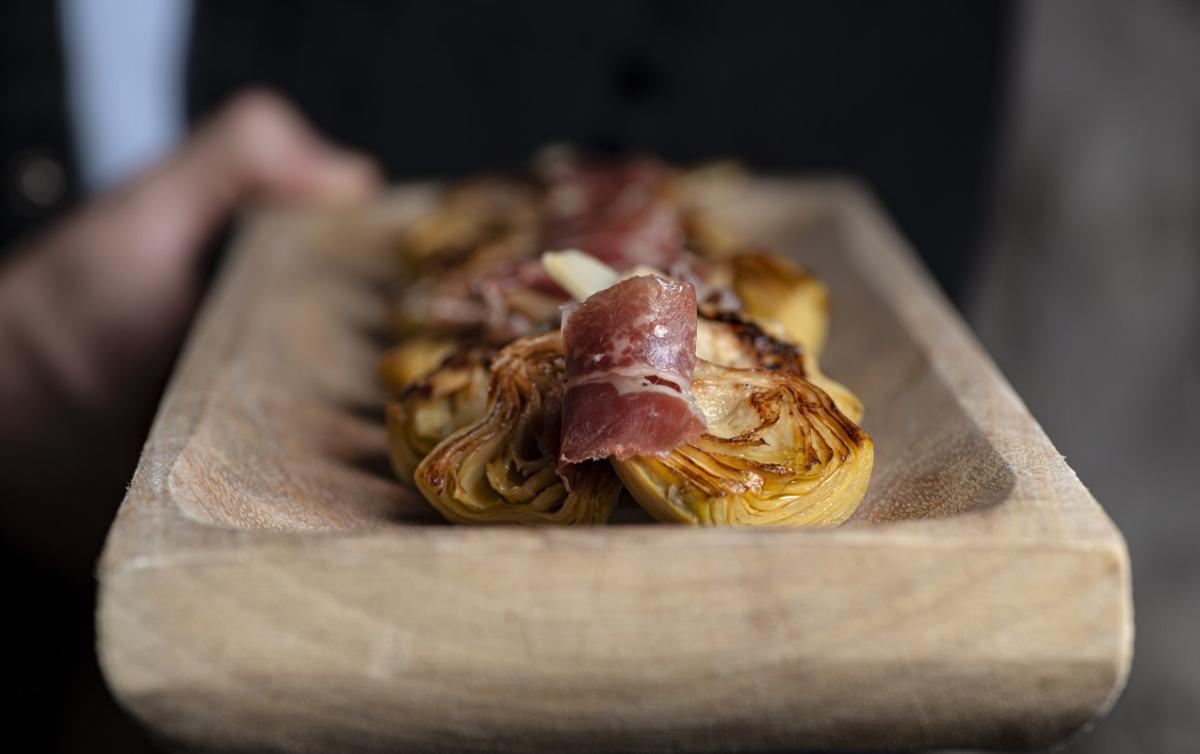 Cómo hacer alcachofas con jamón y cebolla