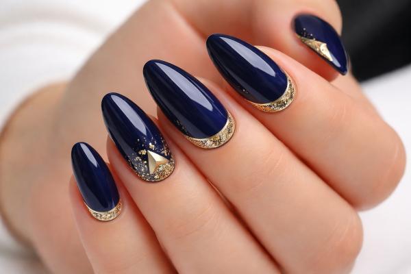 Uñas azul marino o Navy Blue Nails: los mejores diseños - Diseños de uñas azul marino con detalles dorados