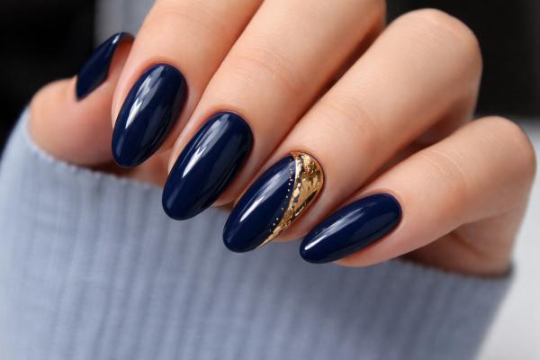 Uñas azul marino o Navy Blue Nails: los mejores diseños - Diseños geométricos en uñas azul marino