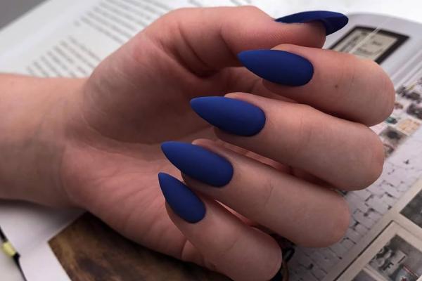 Uñas azul marino o Navy Blue Nails: los mejores diseños - Efecto mate: una forma diferente de llevar el azul marino
