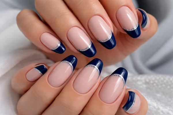 Uñas azul marino o Navy Blue Nails: los mejores diseños - Manicura francesa reinventada en azul marino