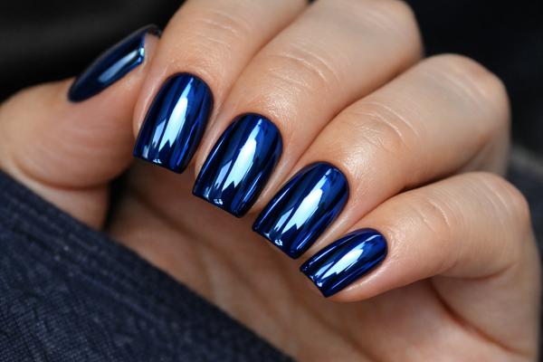 Uñas azul marino o Navy Blue Nails: los mejores diseños - Uñas azul marino con efecto espejo o cromado