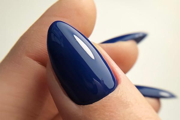Uñas azul marino o Navy Blue Nails: los mejores diseños - Uñas azul marino lisas: un clásico que nunca falla
