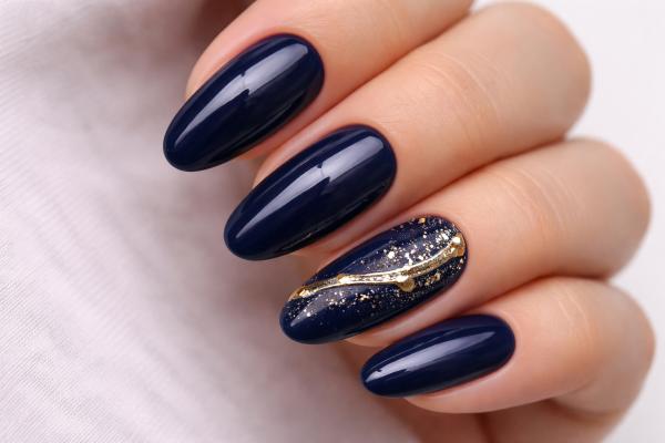 Uñas azul marino o Navy Blue Nails: los mejores diseños - Uñas navy blue con glitter para un efecto glam