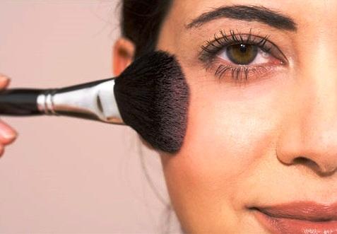 Cómo aplicar el colorete en crema - Paso 3