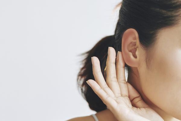 Por qué se me calientan las orejas