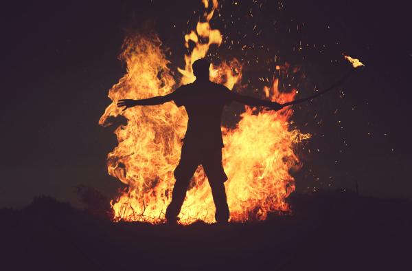 Qué significa soñar con fuego: interpretaciones más comunes - Soñar que apagas un fuego