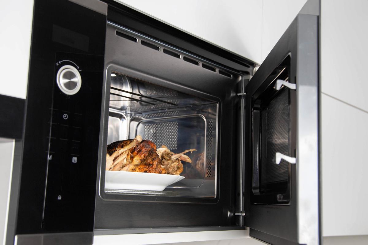 Para qué sirve el grill del microondas