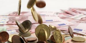 Cómo hacer desaparecer una moneda de la mesa