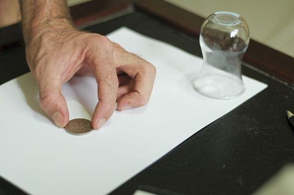 Cómo hacer desaparecer una moneda de la mesa - Paso 2