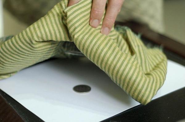 Cómo hacer desaparecer una moneda de la mesa - Paso 7