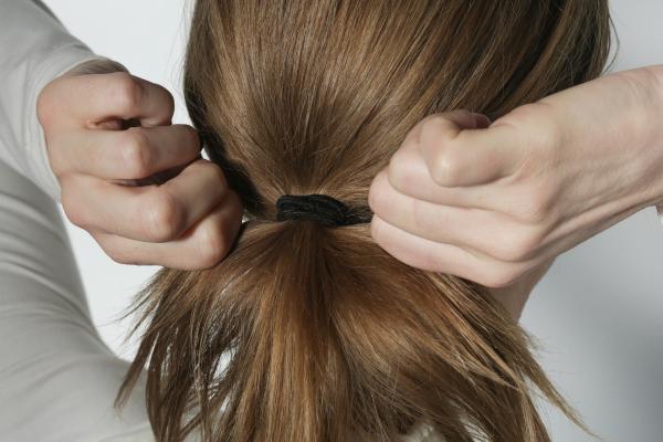 Las mejores ideas de peinados para el trabajo - Coleta baja con raya al medio