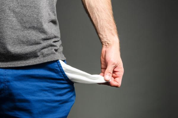 Señales que indican que debes dejar de vivir con tus padres - Empiezas a tener dinero 