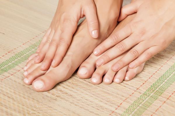 Cómo quitar manchas blancas en las uñas