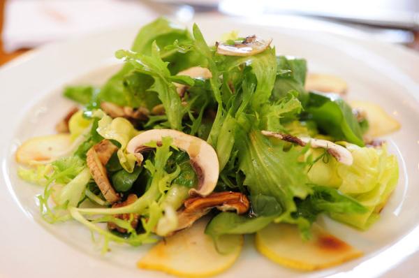 Cómo hacer una ensalada ligera - Ensalada de champiñones y hojas verdes